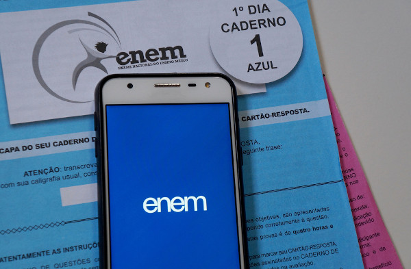 A prova de linguagens, códigos e redação do Enem ocorre no primeiro dia do exame. [1]