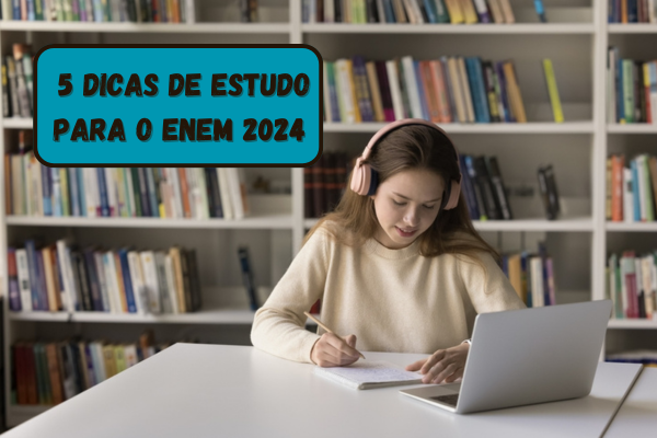 Estudante negra sorrindo apontando para o texto Enem 2024