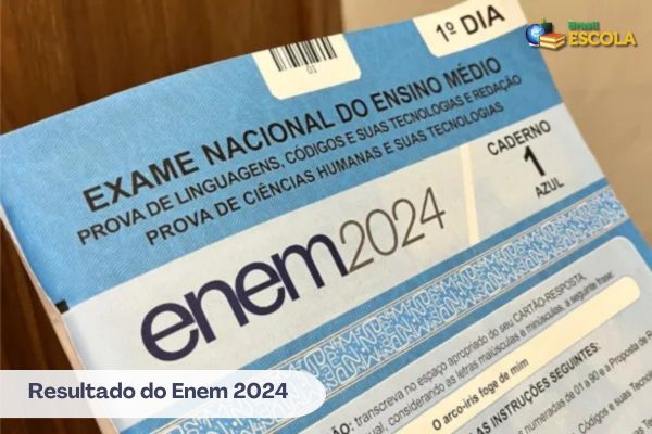 Estudante negra sorrindo apontando para o texto Enem 2024