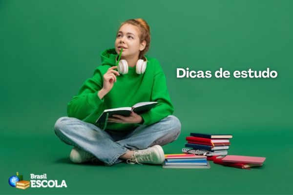 Estudante negra jovem estudando